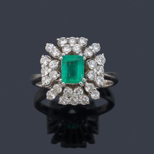  Anillo con esmeralda central de aprox. 1,00 ct y doble orla de brillantes de aprox. 0,80 ct en total.