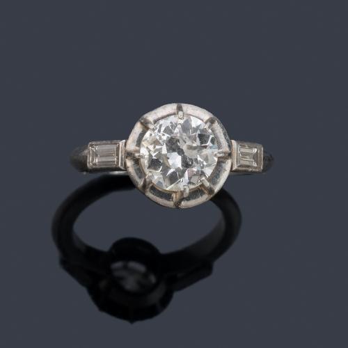  Solitario con un diamante talla antigua de aprox. 1,30 ct en total y dos diamantes talla baguette.