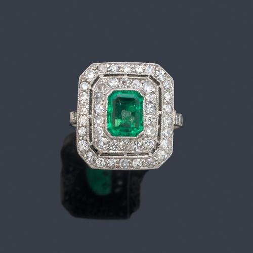 Anillo con esmeralda central con doble orla de diamantes talla 8/8 de aprox. 1,00 ct en total.