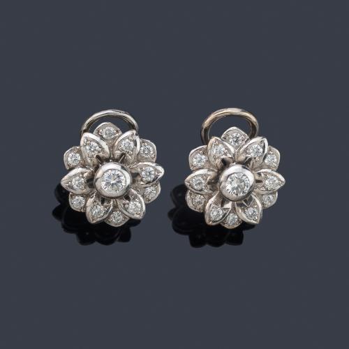 Pendientes cortos con diseño floral con diamantes talla brillante de aprox. 1,30 ct en total.