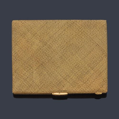 Pitillera en oro amarillo de 18 K con cierre de zafiros calibrados.