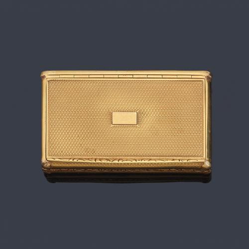  Caja con decoración guilloché y cartela central en oro amarillo de 18K. S.XIX