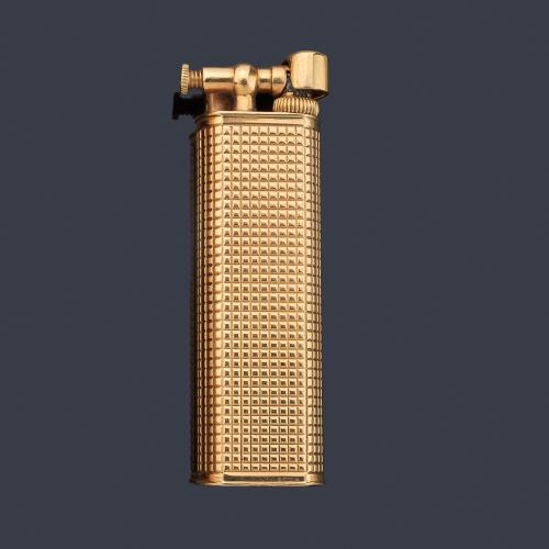 Mechero DUNHILL en oro amarillo de 18 K y decoración guilloché.