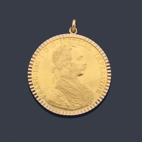 Colgante con moneda de 4 ducados en oro 22K enmarcado en montura de oro amarillo de 18K.