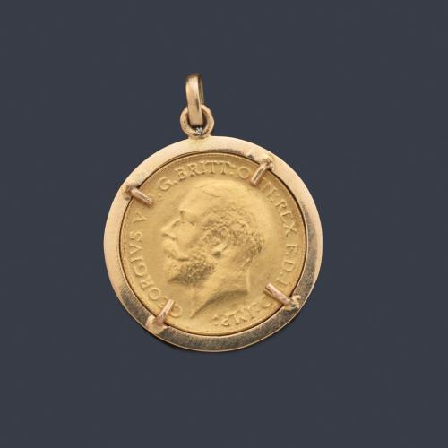 Colgante con moneda de libra inglesa de 22K en montura de oro amarillo de 18K.