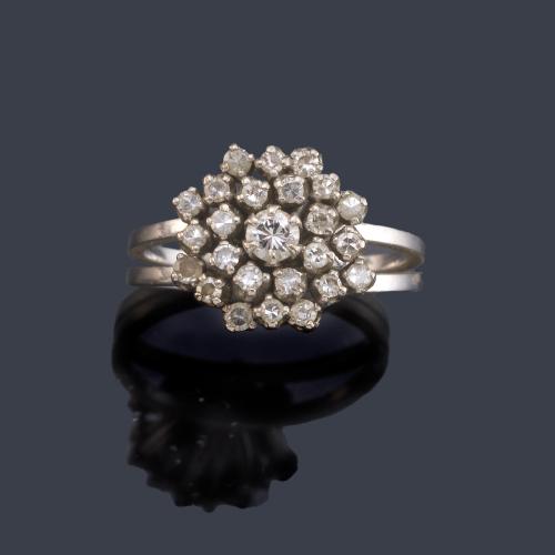Anillo rosetón con brillantes de aprox. 0,80 ct en total en montura de oro blanco de 18K.