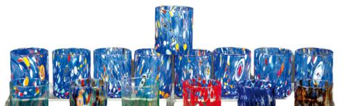 Juego de nueve vasos de cristal de Murano transparentes con decoración de manchas azules predominantementemente, acompañadas de manchas de otros colores y molti fiori.