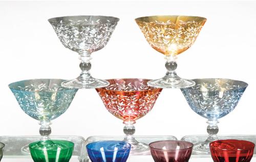 Juego de cinco copas de helado de cristal de Murano de distintos colores con decoración de hojas grabada a la rueda.