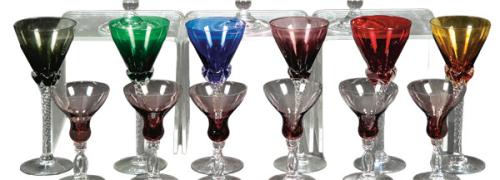 Seis copas de vino blanco de cristal de Murano en varios colores con el vástago torso transparente.