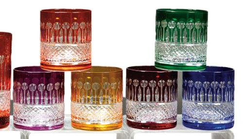 Juego de seis vasos bajos de cristal de Bohemia tallado y esmaltado en varios colores.