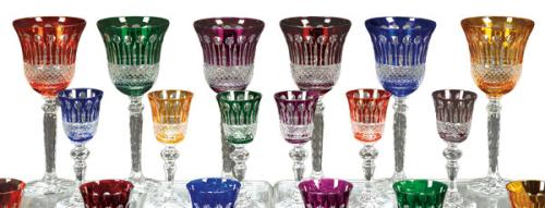 Juego de seis copas de cristal de Bohemia tallado y esmaltado en varios colores.