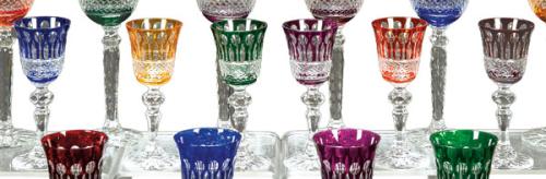 Juego de seis copas de licor de cristal de Bohemia tallado y esmaltado en colores.