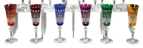 Juego de seis copas de champán altas de cristal de Bohemia tallado y esmaltado de colores.