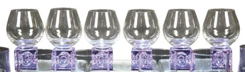 Juego de seis vasos de coñac con base cúbica prensada en color lila.