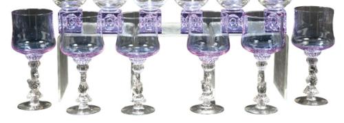 Juego de seis copas de cristal lila con vástago prensado transparente en forma de caballo.
