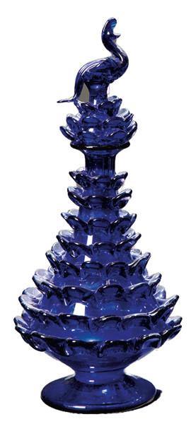 Botella de cristal mallorquín de Gordiola en azul cobalto, con crestería y tapón rematado en pavo real.