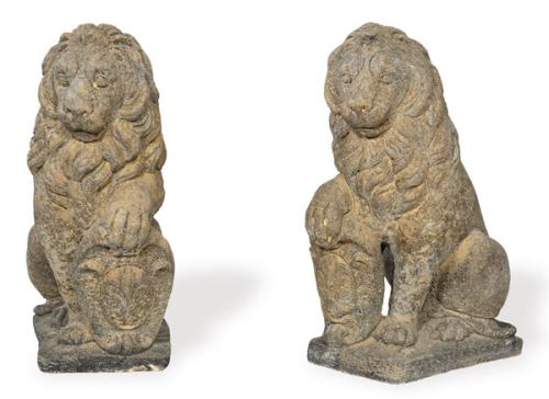 Pareja de leones sentados con escudo en arenisca para jardín.