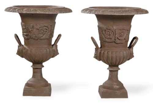 Pareja de copas tipo Medici en hierro colado y patinado para jardín.