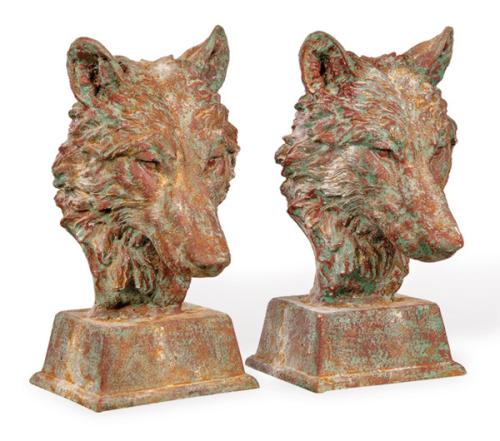 Pareja de cabezas de lobo de hierro colado y policromados para jardín.