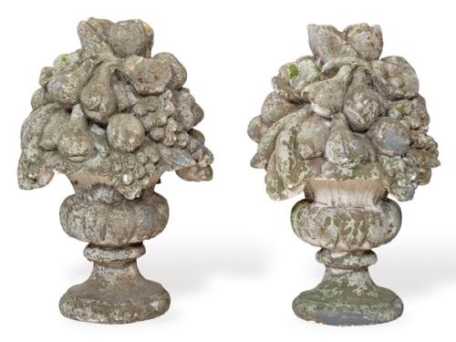 Pareja de bouquets de flores y frutas de arenisca para jardín.