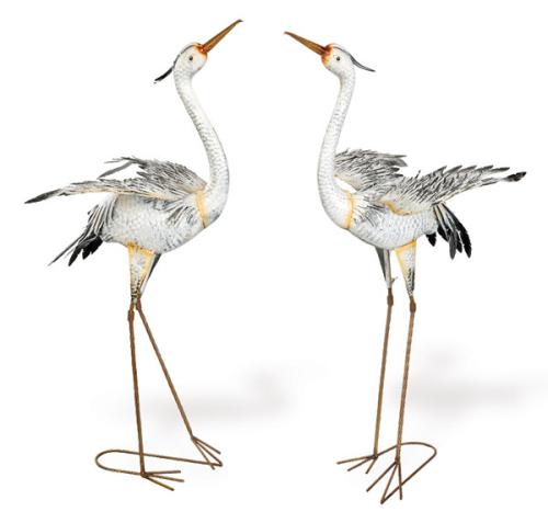 Pareja de grullas de metal pintado para jardín.