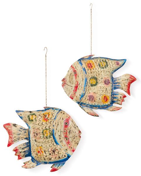 Dos peces de metal pintado para colgar.