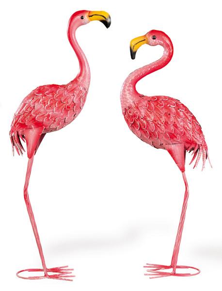 Pareja de flamencos de metal pintado para jardín.