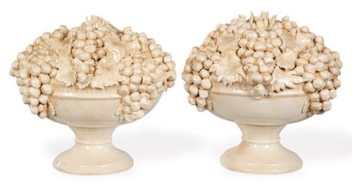 Pareja de centros de mesa en forma de cestas con uvas y hojas de cerámica esmaltada en blanco de Bassano.