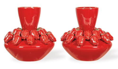 Pareja de jarrones en cerámica con fresas modeladas y esmaltado en rojo.