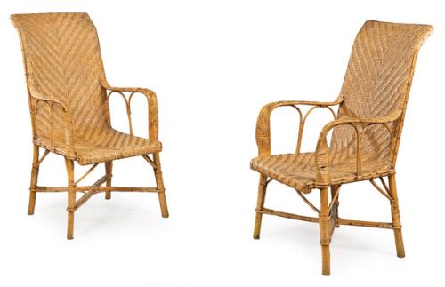 Pareja de butacas con estructura de madera y asiento y respaldo en ratán trenzado.
