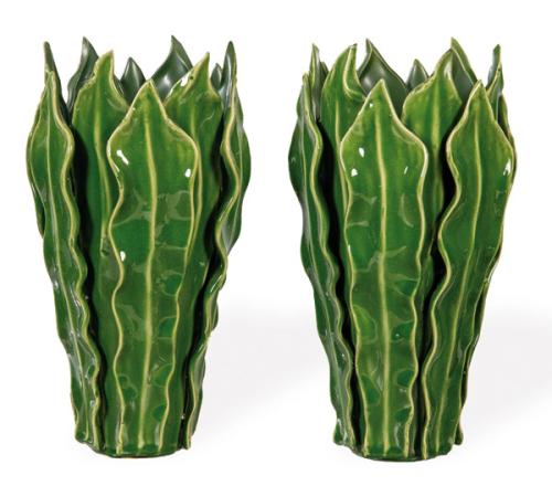 Pareja de jarrones en forma de hojas en cerámica modelada, pintada y esmaltada.