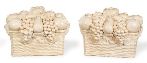 Pareja de centros de mesa en forma de cestas con frutas