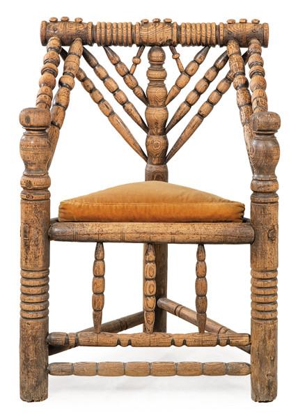 Silla Bobbin con asiento en esquina en madera de roble con listones torneados que asemejan a carretes de hilo torneados.