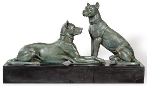 "Pareja de Perros Gran Danés" en metal patinado, Art Deco firmados Oudine en la base, Francia h. 1920-40.