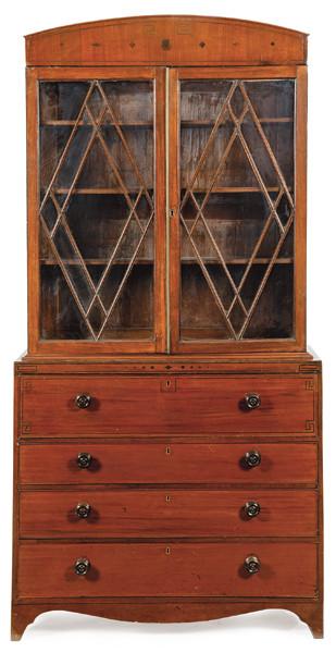 Bureau cabinet Jorge III en madera de caoba con tres cajones en la parte inferior y escritorio compartimentado en su interior y vitrina en cuerpo superior. Inglaterra, principios S. XIX