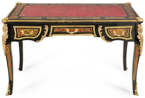 Bureau plat, estilo Luis XV en madera ebonizada, con marquetería tipo Boulle en carey y latón