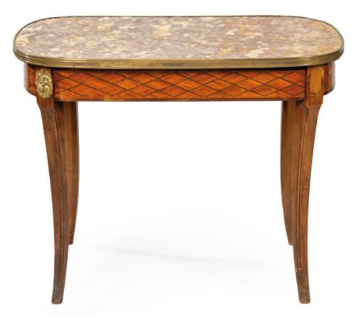 Mesa auxiliar estilo Luis XVI rectangular con esquinas redondeadas en madera de palo de rosa con marquetería de rombos. Tapa de mármol