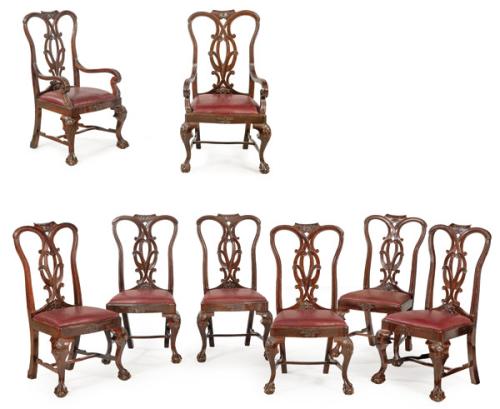Conjunto de 10 sillas y 2 butacas estilo Chippendale en madera de caoba tallada y calada, con patas unidas por chambrana en "H".