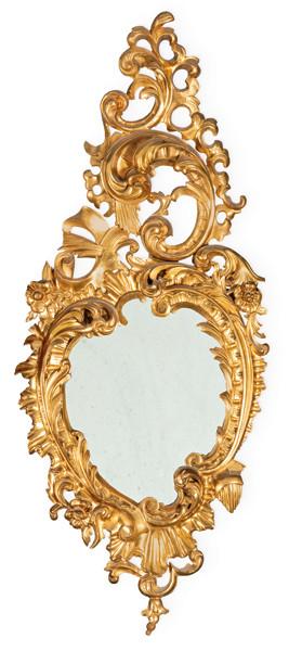 Marco de espejo estilo barroco en madera tallada, calada y dorada, con decoración de tornapuntas, rocallas y hojas de acanto.
