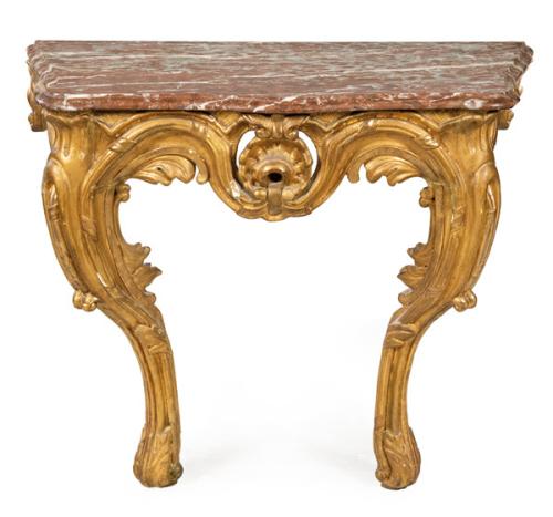 Consola Luis XV en madera tallada y dorada, con decoración de rocallas y hojas de acanto, con tapa de mármol rosa veteado.