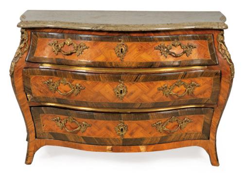 Cómoda rococó de frente bombé, organizada en tres cajones superpuestos de trazo serpenteante