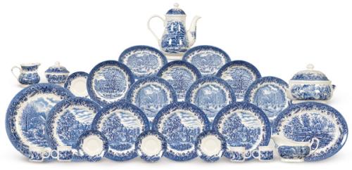 Vajilla en porcelana azul y blanco de Churchill England Currier & Ives patrón "Harvest". Decorada con escena rural de cosecha en estilo victoriano. Total de piezas
