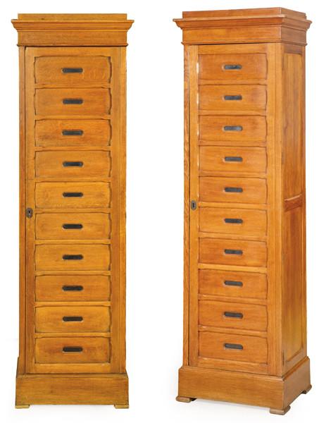 Pareja de armarios falsos tipo semainier o archivador, el frente con una puerta abatible simulando cajones, el interior con diferentes baldas.