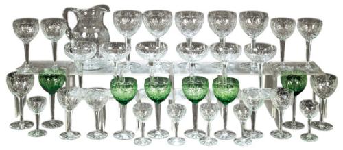 Cristalería para doce servicios de cristal de Bohemia tallado.