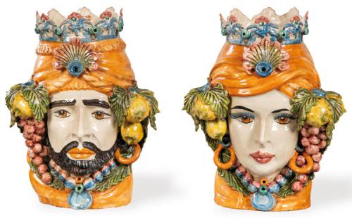 Pareja de maceteros en forma de cabezas de moros coronados en cerámica