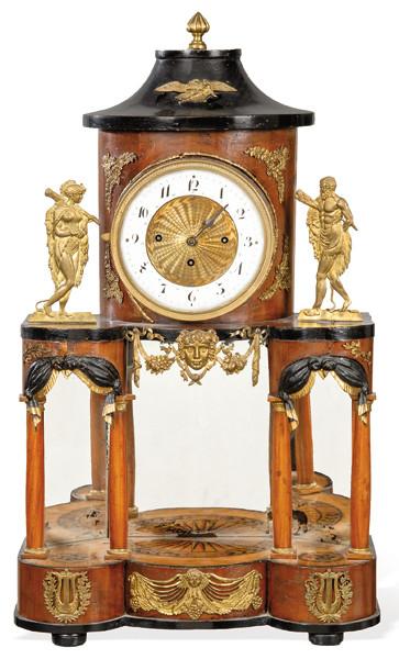 Reloj de sobremesa Biedermeier con forma de pagoda en madera de caoba, con decoración de marquetería y aplicaciones de bronce.