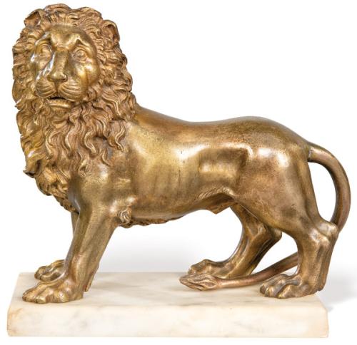 "León" de bronce dorado con base de mármol blanco, h. 1800.