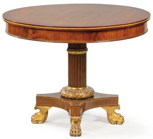 “Breakfast table” estilo Guillermo IV en madera de caoba con marquetería en tablero y pata central de pedestal acanalado sobre patas de garra de león en madera tallada y dorada. S. XX