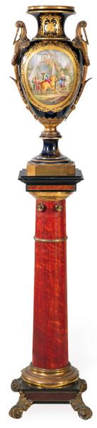 Gran jarrón de porcelana estilo Sèvres con monturas de bronce dorado, sobre peana en forma de columna en madera de raíz de arce y bronce.