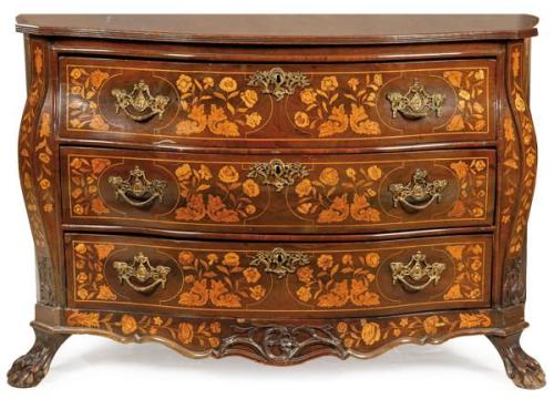  Cómoda rococó bombé en madera de caoba, con decoración de marquetería de motivos florales de época posterior, sobre patas en forma de garras de animal. Tiradores y escudos de cerradura en latón. Holanda, mediados S. XVIII